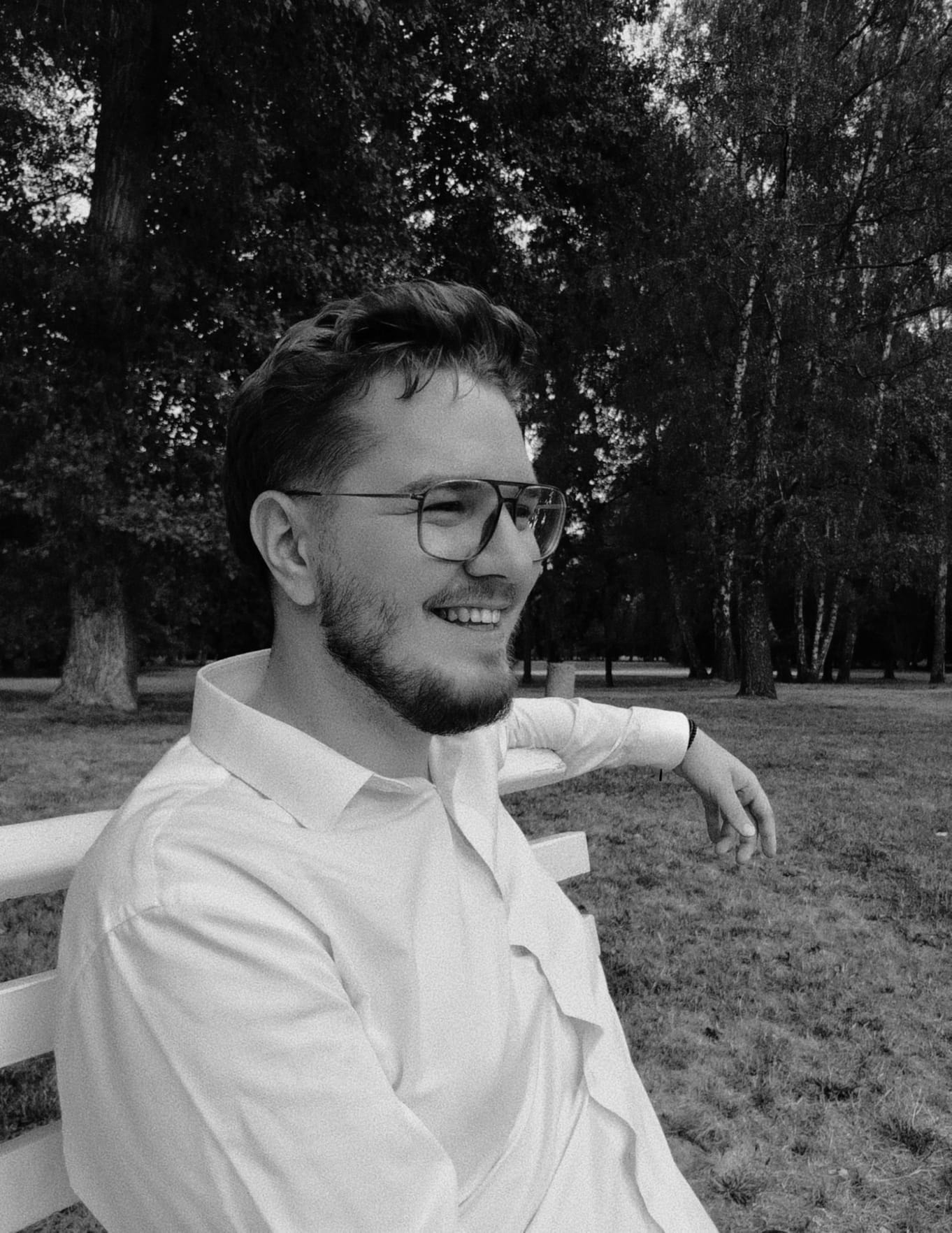 Milan Pokorný se usmívá v parku